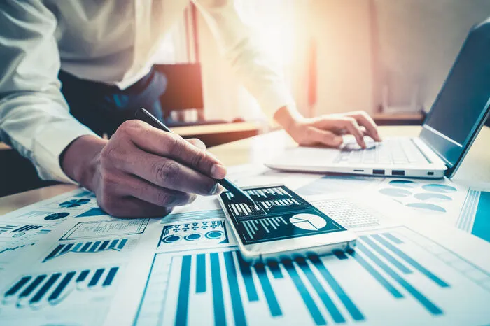  Wie sieht ein klassischer Finanzierungsmix aus?Das ist laut Finanzierungsexperten individuell sehr unterschiedlich und es gibt kein Muster, das für alle gilt. Je nach den Bedürfnissen der Gründerin oder des Gründers gilt es, den optimalen Mix aus Förderungen, Factoring, Leasing und ­klassischer Bankfinanzierung zu finden.