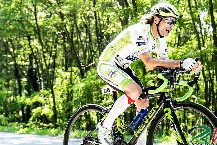 Tom Jaklitsch Der Mann weiß, wie man sich die richtigen Ziele setzt und am Weg dorthin auch den Kampf gegen den inneren Schweinhund gewinnt: Tom Jaklitsch ist selbst Langstreckenradfahrer und hat als Betreuer Christoph Strasser bei dessen Siegen beim „Race across America“ begleitet. Der Lebens- und Sozialberater bietet unter anderem Coaching und Supervision an und führt zusammen mit seiner Frau, einer klinischen Psychologin, eine Praxis in Graz.