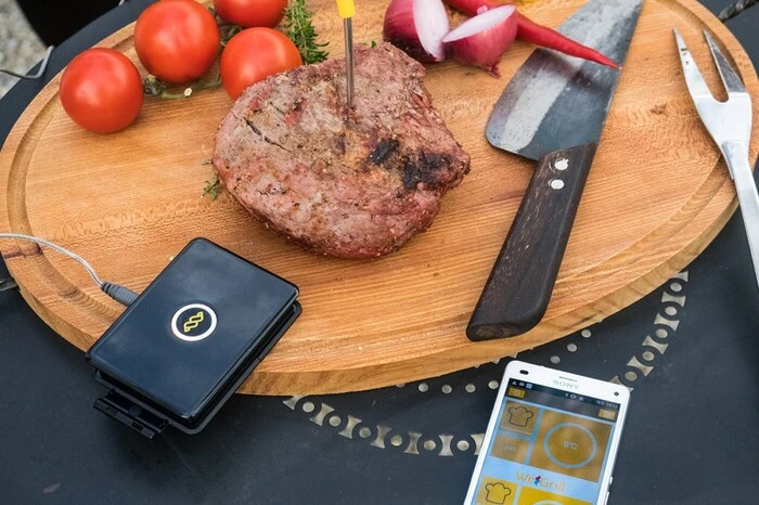Grillthermometer mit App. Das Helferlein für das perfekte Steak. Medium oder Well Done? Dieses Thermometer misst die Fleischtemperatur und zeigt sie in der App an. WeGrill One Grillthermometer mit App (iOS und Android) um 39,95 Euro.