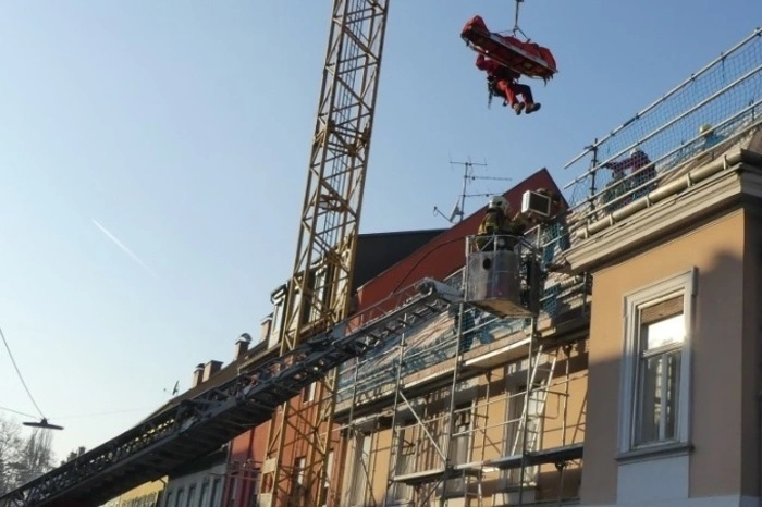 Der Mann wurde mithilfe der Höhenrettung der Feuerwehr und. . .
