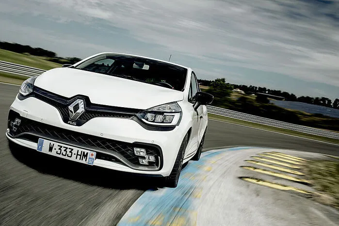 Von der Studie Clio R.S.16 übernimmt der Giftzwerg die LED-Zusatzscheinwerfer im Zielflaggendesign. Sie bestehen aus jeweils drei Modulen: Das obere übernimmt zusammen mit dem äußeren die Funktion von Nebelscheinwerfer und Kurvenlicht. Das äußere Modul allein fungiert als Positionslicht und das untere – wiederum im Zusammenspiel mit dem äußeren – als Fernlicht.