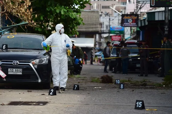 Bei zwei Explosionen im Badeort Hua Hin wurden am Donnerstagabend etwa 20 Menschen verletzt, darunter auch ausländische Staatsbürger.