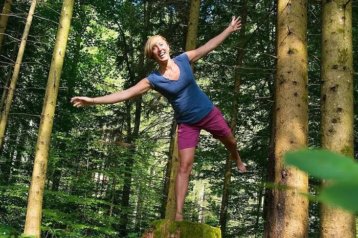 Almtal. Massagen, Wyda (auch das Yoga der Kelten genannt), Kneippen, geführte Entdeckungstouren durch den Lebensraum, Kochkurse, Latschenbäder – all das findet in der oberösterreichischen Region Traunsee-Almtal bei den Partnerbetrieben der Initiative „Waldness“ unter dem Blätterdach statt.