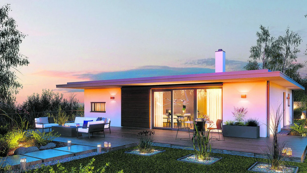 Die großen Glas-Schiebeflächen des Wohnzimmers lassen Innen und Außen verschmelzen 