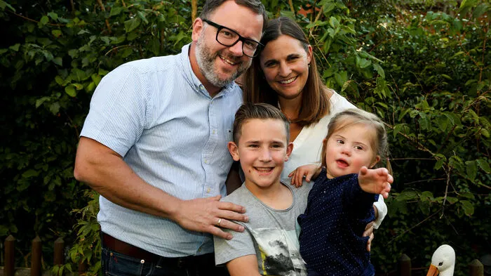 Mia mit ihren Eltern Evi und Heinz und dem großen Bruder Elias.