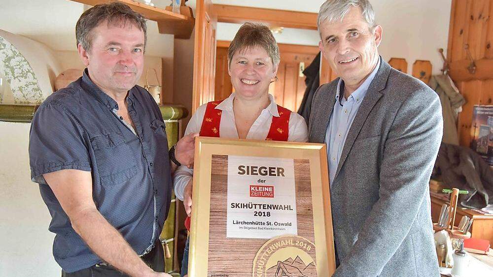 Michael Sabath (Kleine Zeitung, rechts) gratulierte Matthias Steinkellner und seiner Heidemarie
