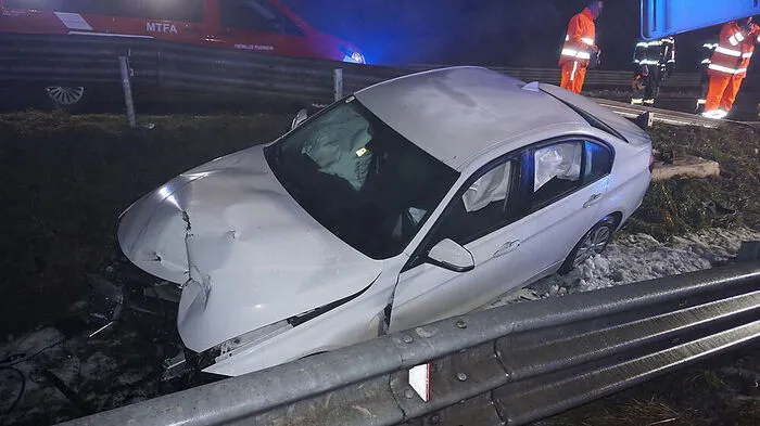Das Auto wurde schwer beschädigt, eine Person wurde verletzt