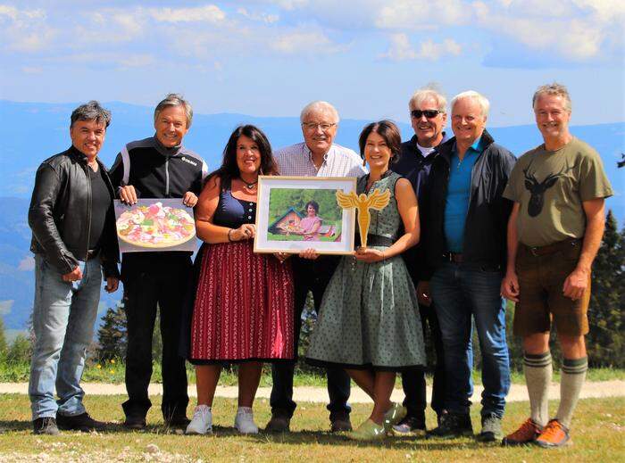 Der Gewinnerin Sabine Kolar (Vierte von links) gratulierten die Vizebürgermeister Mario Slanoutz und Vladimir Smrtnik, die Sprecherin der Südkärntner Kulinarik Doris-Grit Schwarz, Bleiburgs Bürgermeister Stefan Visotschnig, Geopark-Karawanken-Präsident Gerhard Visotschnig, die Kämmerräte Stefan Domej und Franz Josef Smrtnik (von links) 