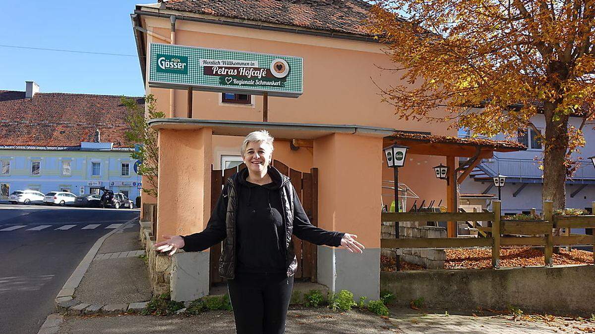 Petra Egger vor ihrem neuen Hofcafé in Fohnsdorf