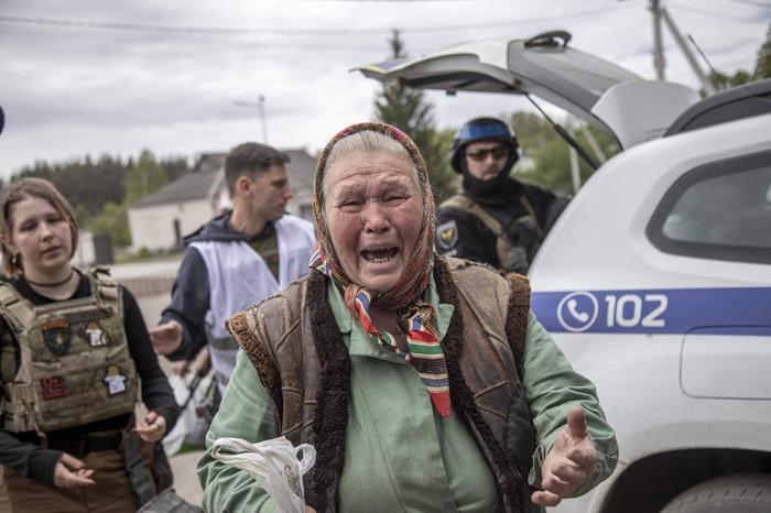 Eine ältere Frau weint während der Evakuierung aus der Stadt Wowtschansk