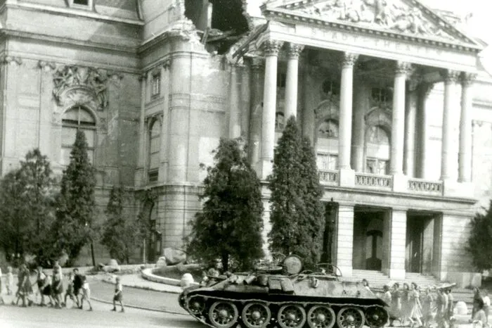 ... eine Säulenhalle, Portikus genannt. Die wurde 1944 leicht beschädigt, nach Kriegsende aber komplett abgebaut.