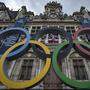 Die Olympischen Ringe vor dem Pariser Rathaus