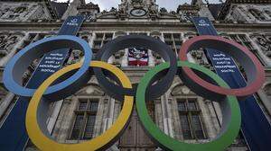 Die Olympischen Ringe vor dem Pariser Rathaus