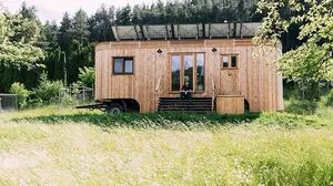 Theresa Mai vor dem Wohnwagon