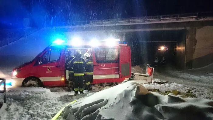 Kurz nach 20 Uhr ging am Samstag der Alarm bei der Landesleitzentrale ein: In einem Werkstättengebäude in Wald am Schoberpass, das zu einem Sägewerk gehört, war aus vorerst ungeklärter Ursache ein Dachstuhlbrand ausgebrochen.