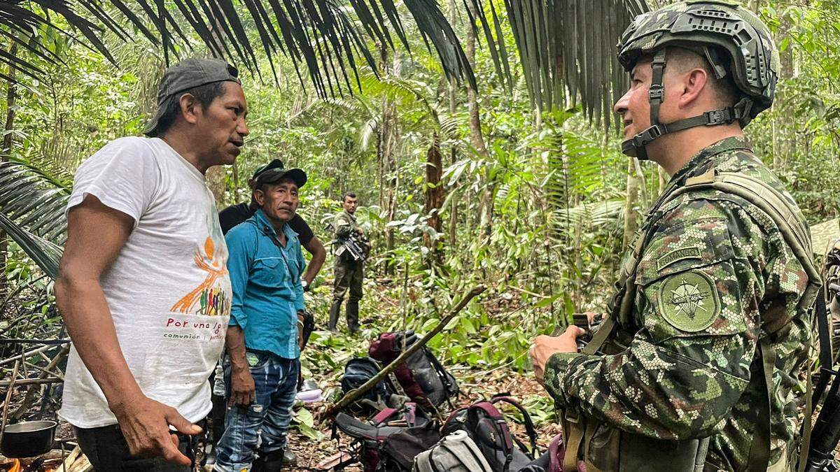 Indigene und Militärangehörige auf der Suche nach den vermissten Kindern