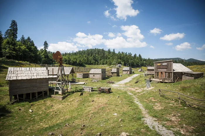 Was blieb vom gefloppten "Winnetou"-Remake, das RTL 2015 produzieren ließ? Eine Film-Geisterstadt in Kroatien.