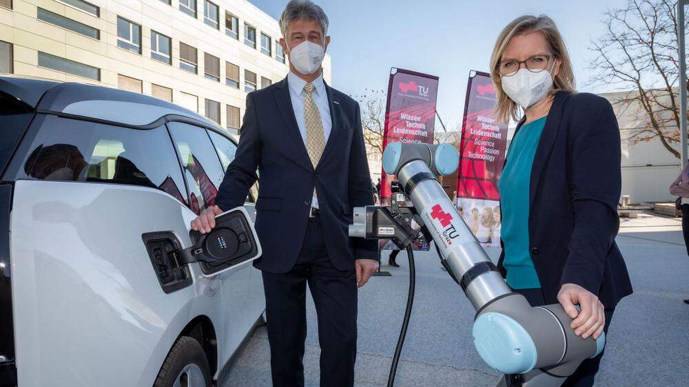 Bundesministerin Leonore Gewessler lässt sich von Rektor Harald Kainz einen Tankroboter zeigen. Eines der vielen Projekte der TU in Richtung Klimaschutz