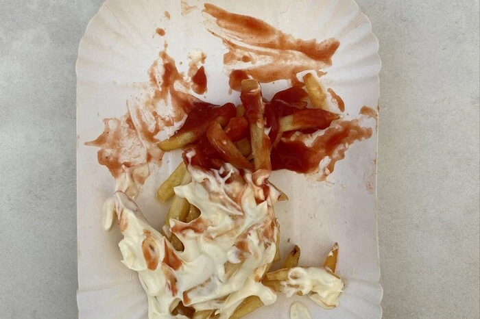 Fazit zum Augartenbad: Die Pommes könnten knuspriger sein und man merkt, dass sie nicht frisch zubereitet wurden. Ketchup und Mayonnaise sind gratis dabei. Mit 154 Pommes ist das Augartenbad von der reinen Anzahl her der Sieger, aber durch die ungünstige Saucen-Positionierung durchweichen unnötig viele Pommes, wodurch ungefähr 10 Prozent ungenießbar überbleiben.  