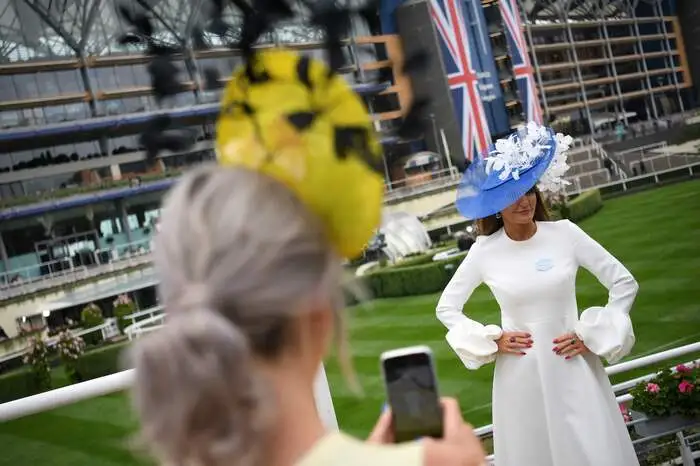 ...die besten Hüte aus Ascot! Sehen Sie selbst, wen Sie zum Sieger küren würden.