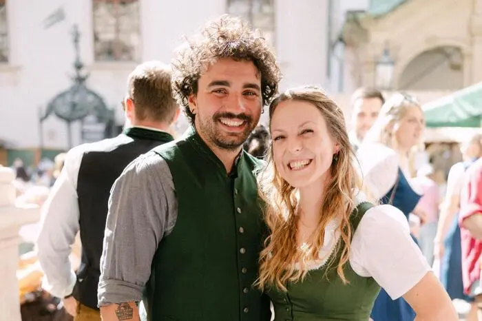 Trachtenpärchen ebenso
