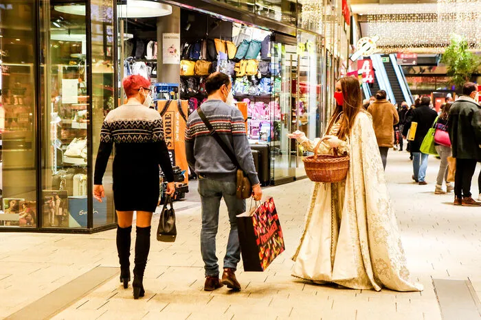 Kundinnen und Kunden wurden am letzten Adventsamstag reichlich beschenkt: Es gab Keksausstecher im Christbaum-Format.