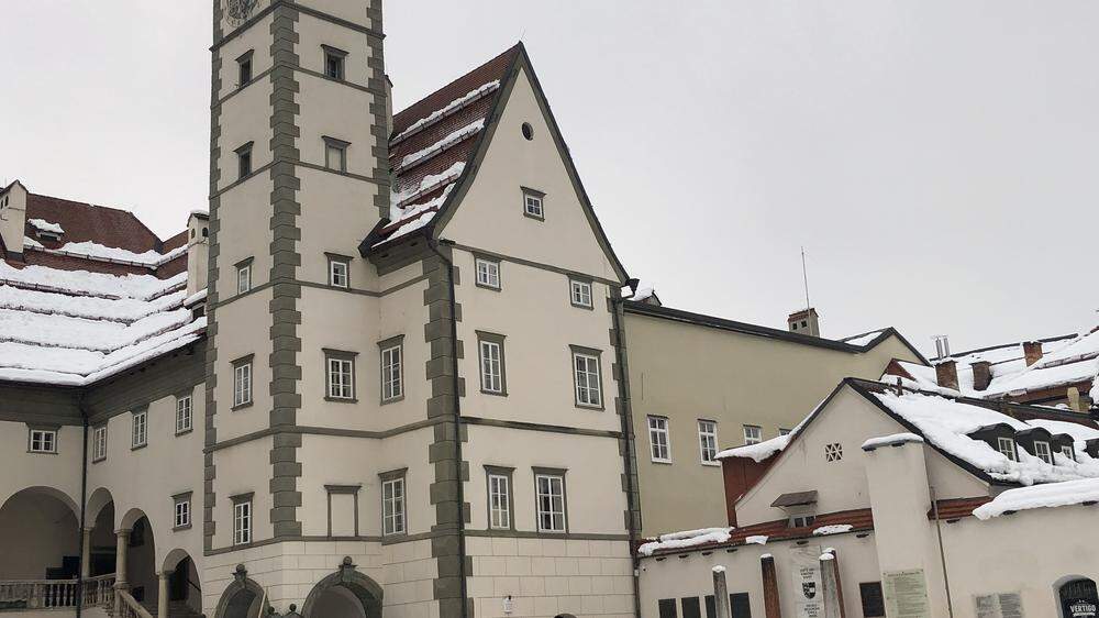Das anschließende dunklere Gebäude könnte zusätzlichen Platz für den Landtag bieten
