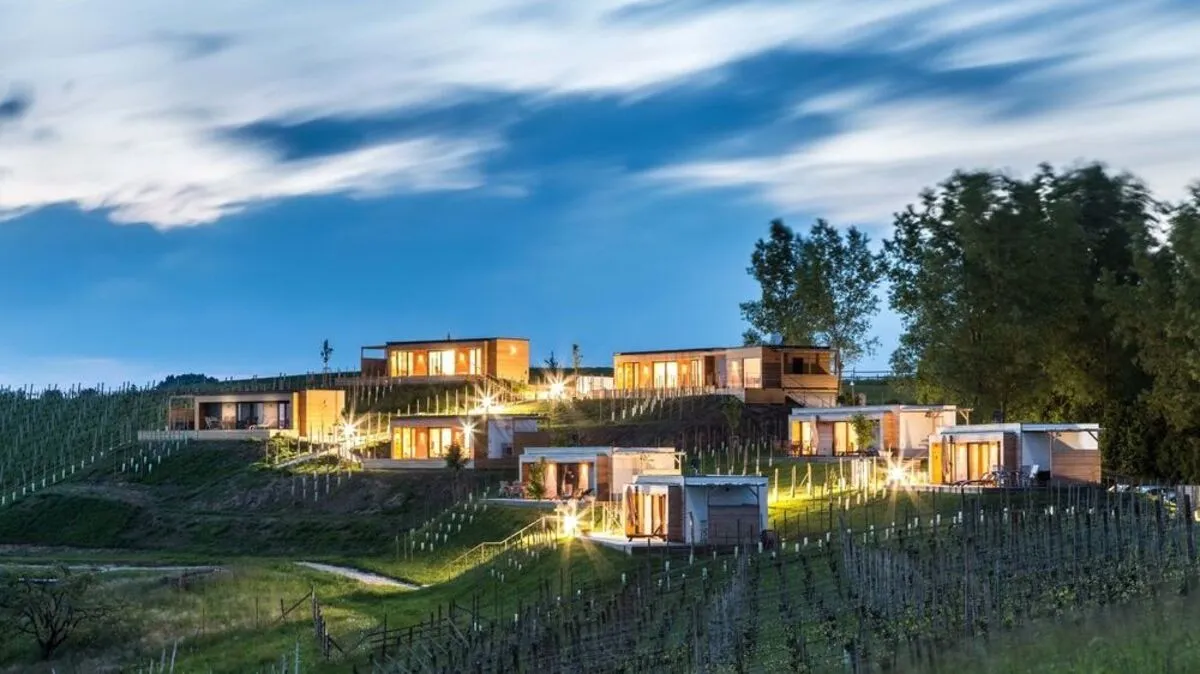 Das Weingarten-Ressort leigt mitten in der Idylle der südoststeirischen Landschaft