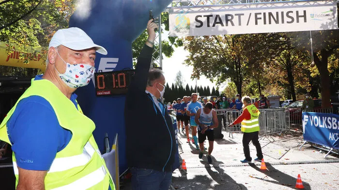 Bürgermeister Martin Treffner gab den Startschuss für den 4. Internationalen Kärntner Marathon mit dem Veranstalter Helmut Paul am Amthofparkplatz in Feldkirchen.