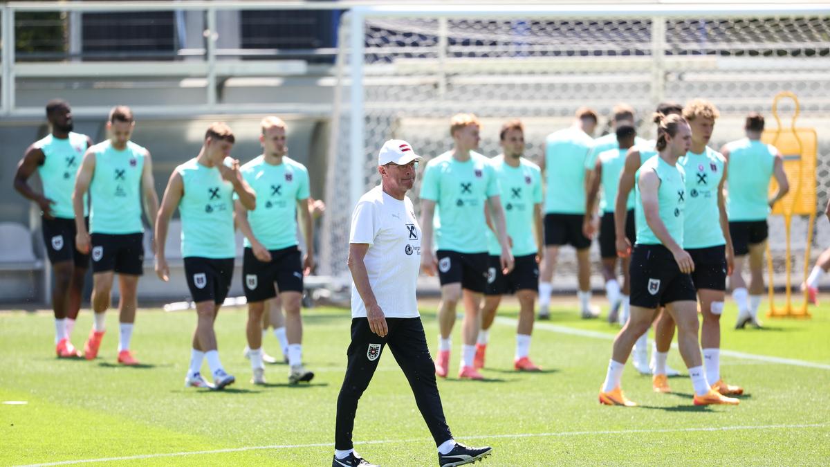 Nach den Gratulationen stand das Geburtstagskind mit seinem Team wieder auf dem Trainingsplatz