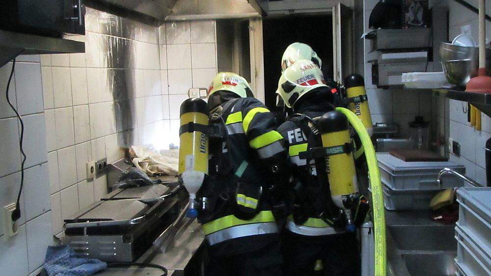 Mitglieder der Feuerwehr in der Küche eines Grazer Lokals. Hier brannte eine Fritteuse