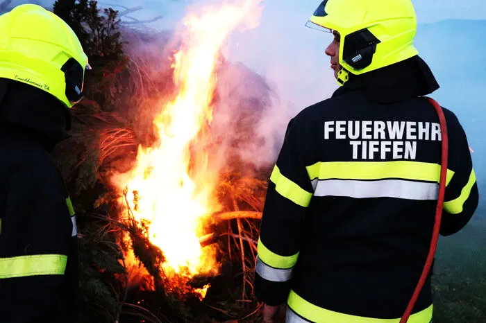 Für das Sonnwendfeuer am „Paule-Pichl“ war die FF-Tiffen unter ihrem Kommandanten Gert Wutte mit seinen FF-Kameraden zuständig.