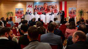 Die Diskussion der Spitzenkandidaten für die AK-Wahl im Konferenzsaal der Arbeiterkammer in Klagenfurt vor (fast) vollem Haus