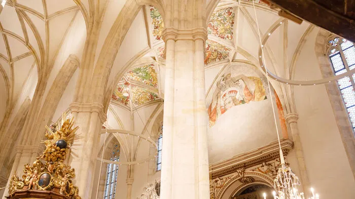 Nach den Renovierungsarbeiten im Kirchenschiff, die rund ein halbes Jahr in Anspruch nahmen, öffnet der Grazer Dom mit der Adventkranzweihe diesen Samstag (30. November) wieder seine Pforten.