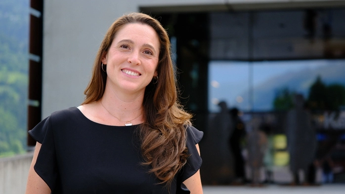 Die neue Standortleiterin von Aguntum, Elisa De Gaetani, steht vor dem Museum