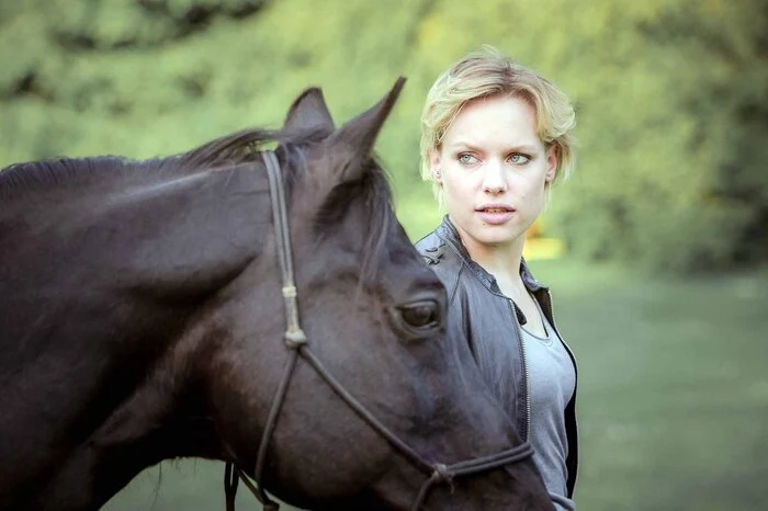 Inhalt der Serie: Alexandra Winkler (24, Julia Franz Richter) lebt allein in Wien, wo sie in einer Großbäckerei arbeitet. Eines Tages hält sie ein Testament in der Hand, das sie zur Alleinerbin des Trakehner-Gestüts Hochstetten macht. 