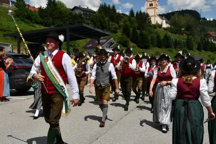 Mehr als 1200 Musikerinnen und Musiker aus 25 Musikkapellen kamen dazu in die Marktgemeinde, um gemeinsam zu feiern.