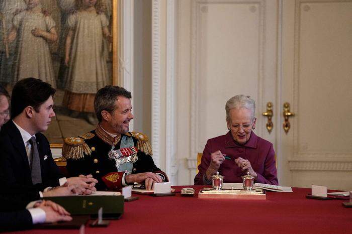 Der Moment der Abdankung: Margrethe unterzeichnet ihren Rücktritt, der ihren ältesten Sohn Frederik zum neuen König macht.