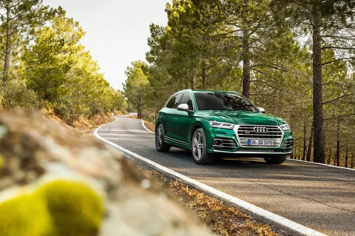Das 48-Volt-Bordnetz integriert einen elektrisch angetriebenen Verdichter als Assistent für den Turbolader (bei Audi allenernstes EAV genannt) und ein Mild-Hybrid-System.