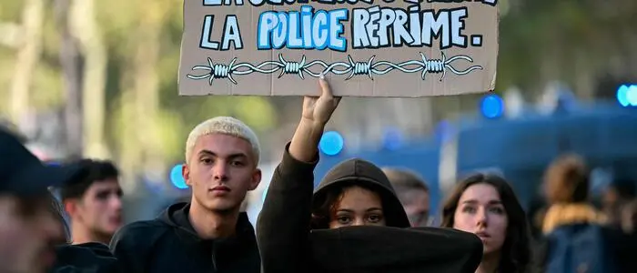 Ein Demonstrant hält bei einer Blockade von Gymnasiasten nahe der Place de la Bastille in Paris ein Schild mit der Aufschrift „Die Jugend erhebt ihre Stimme, die Polizei schlägt sie nieder“.  Seit Ende September blockieren Schüler Hunderte Schulen in Frankreich. Sie protestieren unter anderem gegen Lehrermangel, überfüllte Stundenpläne, marode Schulgebäude und schlechte Lernbedingungen.