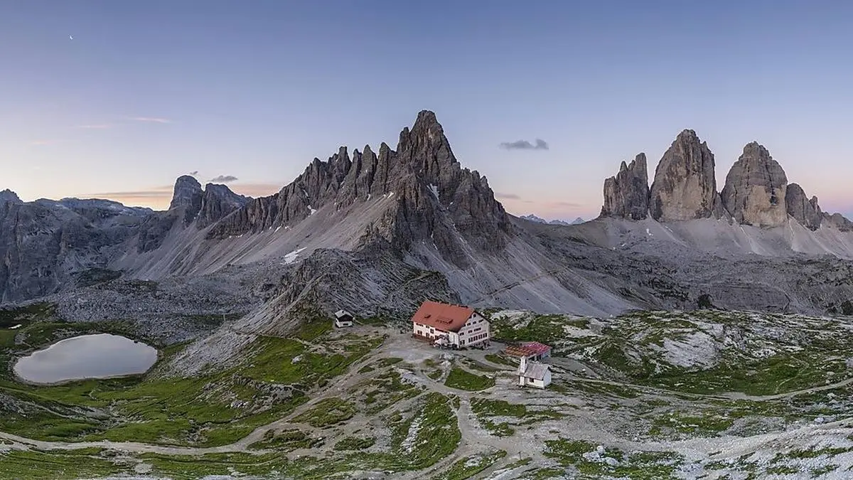 Wie vom Himmel gefallen: Drei Zinnen mit Hütte