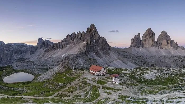 Wie vom Himmel gefallen: Drei Zinnen mit Hütte