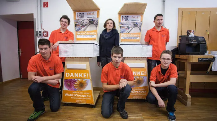 Die Lehrlinge Clemens Holzer, Harald Gasser, Manuel Wurzer, Florian Stemberger und Claus Josef Müller mit ihrer Direktorin Susanne Tasch	