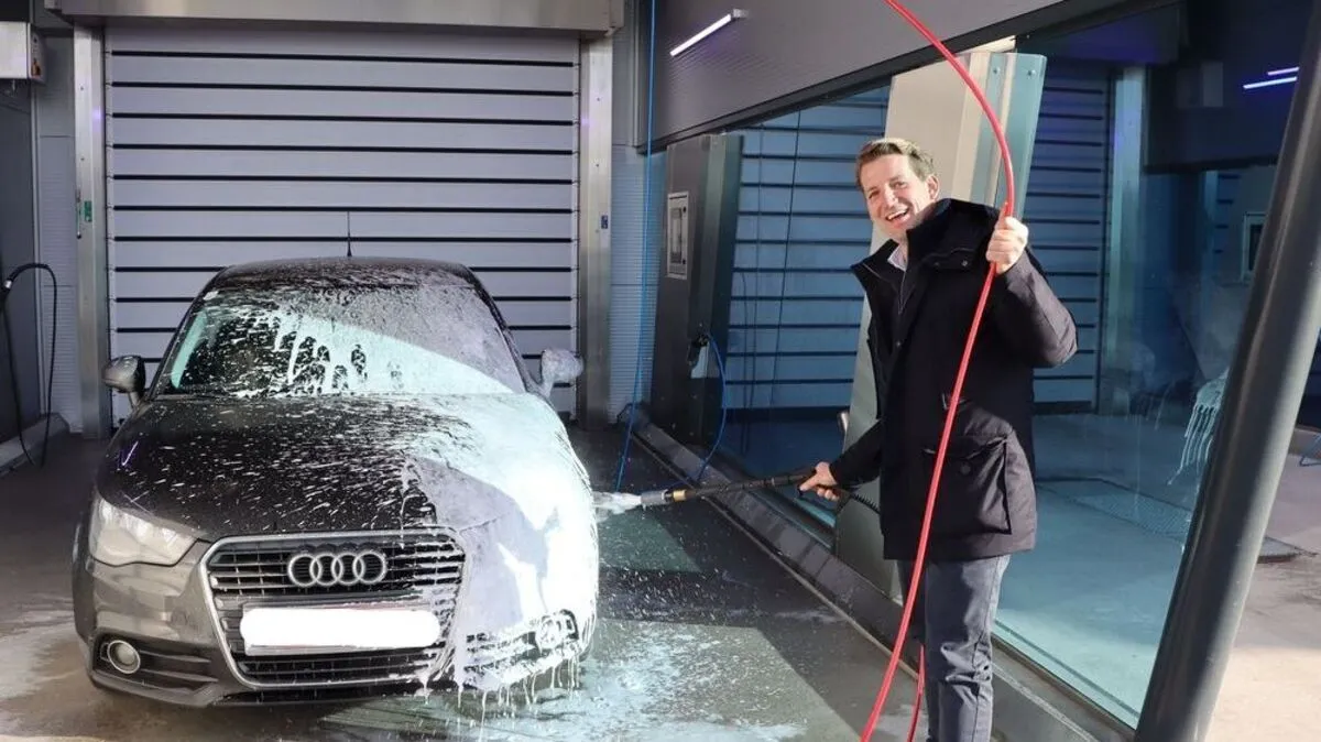 Inhaber Christian Schlager zeigt die Vorzüge seiner neuen Anlage 