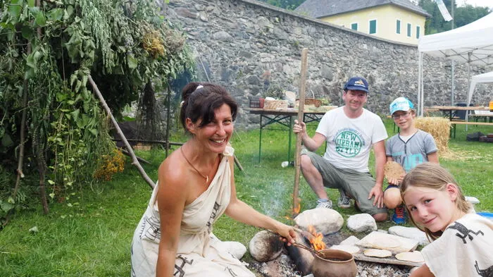 Das bis zum Einbrechen der Dunkelheit angesetzte Welterbefest startete am frühen Samstagnachmittag vor dem Schloss Keutschach. Das Fest dient dazu, die Steinzeit näher zu bringen. Forscher fanden im Keutschacher See Reste eines steinzeitlichen Pfahlbautendorfes. Mit Mitteln, die schon Steinzeitmenschen kannten, versetzen die intellektuellen Gastgeber des Welterbefestes - unter ihnen viele Wissenschafter - die Gäste seit drei Jahren einmal im Sommer in jene Epoche. Diesmal zum Beispiel mit einem Brot-Backofen, der aus Lehm hergestellt wurde. Die Kräutersuppe kochte über dem offenen Feuer, wo auch Fladenbrot gebacken wurde. Zwei auf Getreide basierende Steinzeit-Biersorten ohne Kohlensäure und Hopfen wurden zur Präsentation gebraut. Handwerker bearbeiteten Textile und Metalle ganz steinzeitlich. Das Ensemble ArchäoMusik Vienna gab mit Instrumenten, die man schon in der Steinzeit benutzte, musikalisch den Ton vor. Jedes Hilfsmittel, mit dem die Menschen in dem Zeitalter überlebten, wurde erklärt.