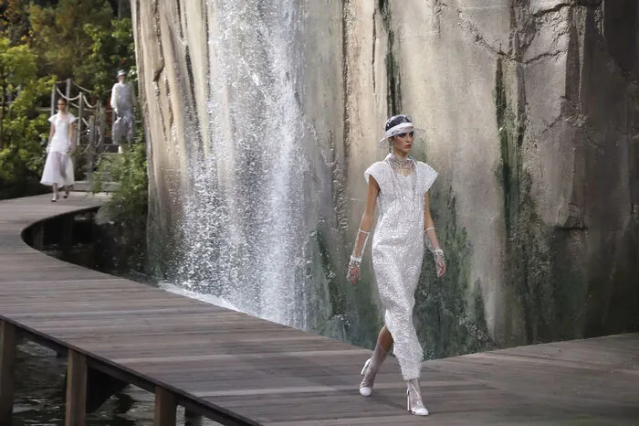 Dort plätscherten kleine Wasserfälle von moosbewachsenen Felsen, die von einem Bach umgeben waren. Zu Beginn der Show spritzte es von den Wasserfällen plötzlich auf die Holzstege, die als Catwalk fungierten. Angst davor, nass zu werden, mussten die Models aber nicht haben.