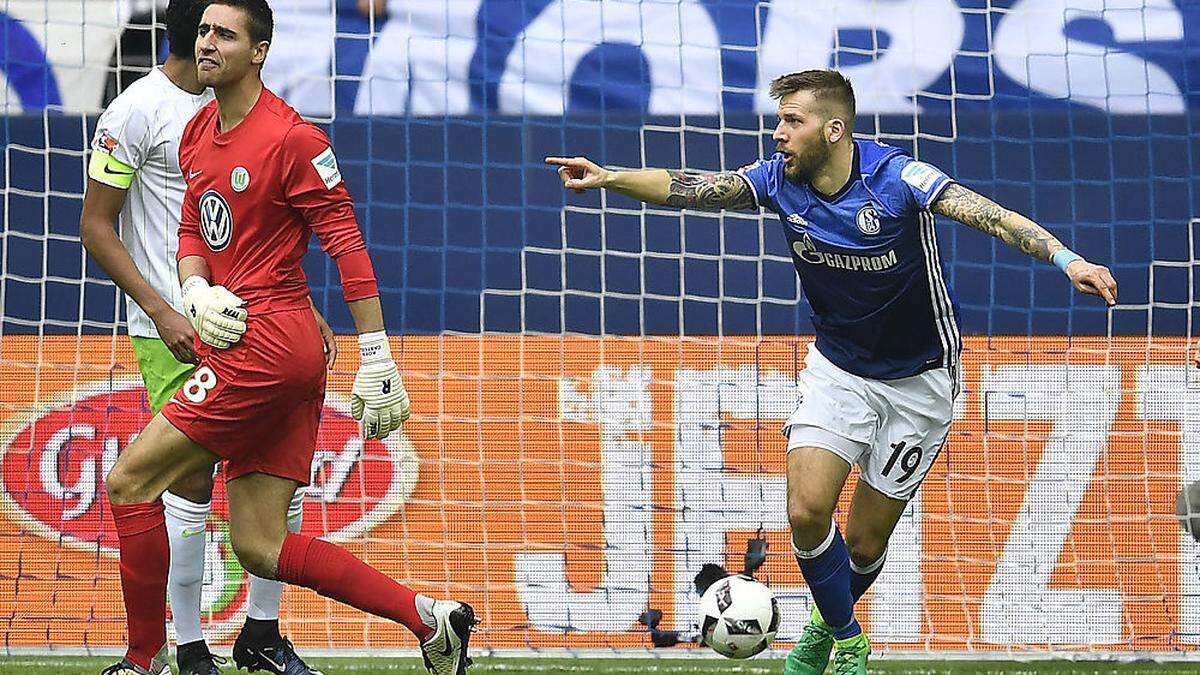 Guido Burgstaller jubelt über seinen Treffer zum 1:0 für Schlake gegen Wolfsburg.