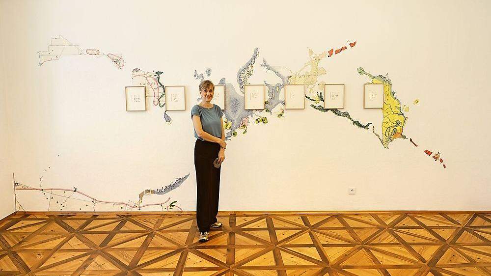 Galeriechefin Lena Freimüller vor einer Arbeit von Sophie Dvořák