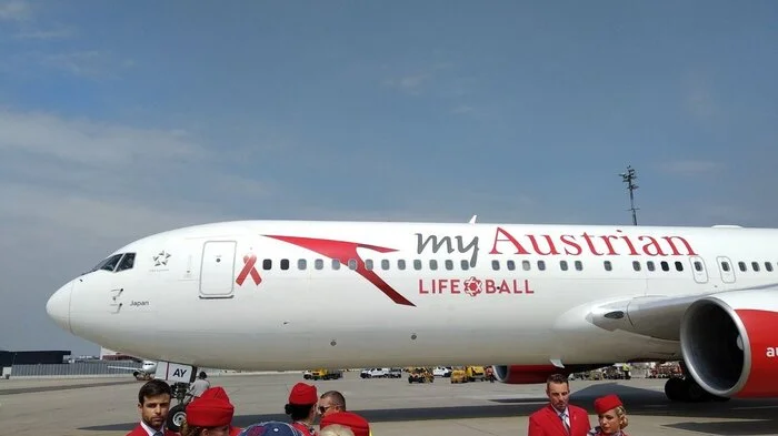 Der Life-Ball-Flieger bei der Ankunft in Wien-Schwechat