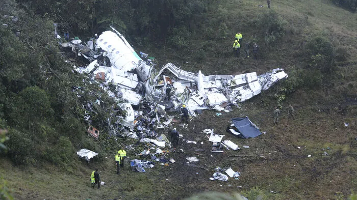 Auf dem Weg zum Finale um den Südamerika-Cup kam das gesamte Team des brasilianischen Erstligisten Chapecoense - bis auf drei Spieler - bei einem Flugzeugabsturz in Kolumbien ums Leben.